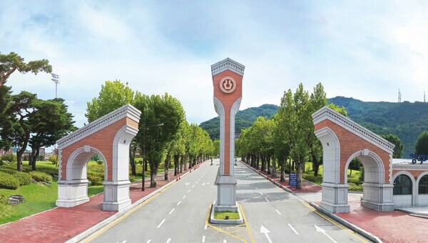 청주대학교 정문 전경.