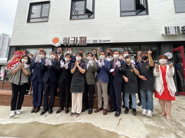 서울시립대 휘카페 개점식에서 참석자들이 박수를 치고 있다. 사진=서울시립대 제공