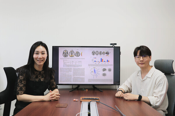 DGIST 뇌과학과 전현애 교수(왼쪽)과 박정탁 박사과정생.