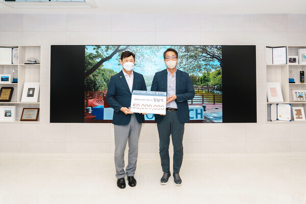 김남석(오른쪽) LB세미콘 대표와 이동훈 서울과기대 총장이 장학기금 전달식에서 기탁증서를 들어보이고 있다. 사진=서울과기대 제공