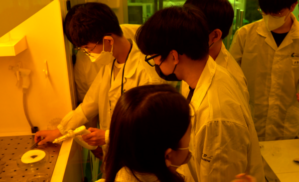 서울로봇고 학생들이 한국공대 나노반도체공학과 실습실에서 반도체 8대 공정 중 하나인 노광공정 진행을 위해 웨이퍼 클리닝 실습을 진행하고 있다. 사진=한국공대 제공