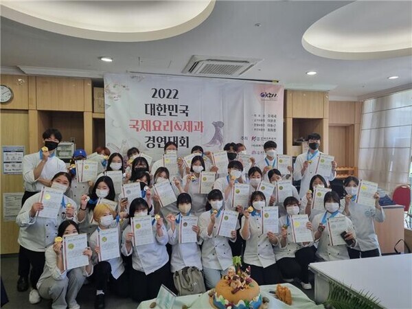 대한민국 국제요리&제과 경연대회에서 장관상과 금상, 은상, 동상 등을 수상한 대림대 제과제빵커피전공 학생들이 상장과 메달을 들어보이고 있다. 사진=대림대 제공 