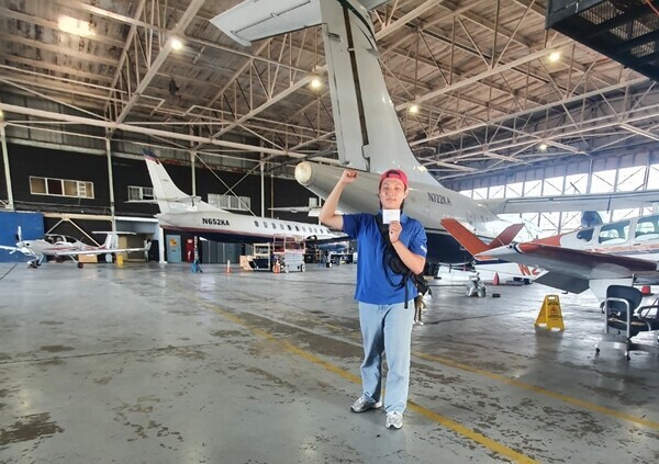 극동대 항공정비학과 이승상 학생이 지난 8월 13일 미국 테네시주에 있는 비행훈련학교에서 미국연방항공청(FAA) 항공정비사 자격 시험에 합격한 후 기념촬영을 하고 있다. 사진=극동대 제공