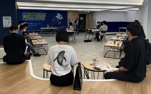 금오공대가 18일 평생교육원에서 지역 강소기업과 청년을 위한 ‘1:1 취업 매칭 데이’를 열고 있다. 사진=금오공대 제공