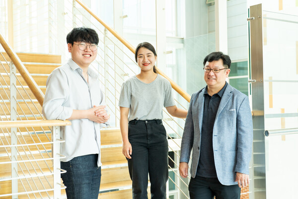 GIST(광주과학기술원) 김태 교수 연구팀. 왼쪽부터 유승영 박사과정생, 강지승 박사과정생, 김 교수.