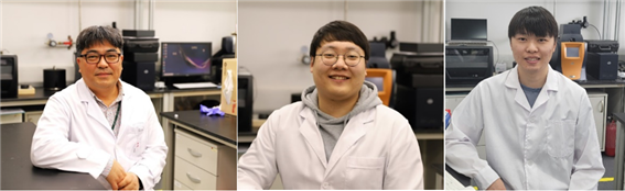 (왼쪽부터) 고문주 교수, 홍영기 석사과정학생, 시영명 석사과정학생.
