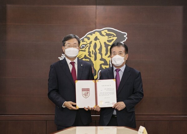 정진택(왼쪽) 고려대 총장과 김형모 에센텍 대표가 기부약정식에서 기부증서를 펼쳐보이고 있다. 사진=고려대 제공