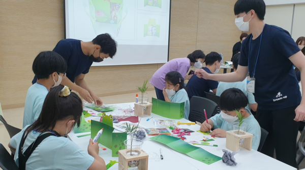 2022 Dream-up 멘토링에 참가한 한밭대 학생들과 지역 아동들.