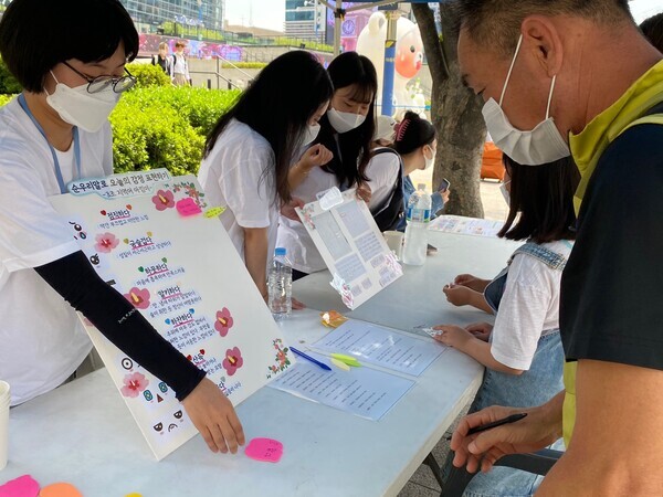 동아대 국어문화원 주관 ‘부산 우리말 가꿈이’가 부산 유라시아 플랫폼에서 언어 감시와 순우리말을 알리기 위한 거리 홍보 활동을 하고 있다. 사진=동아대 제공