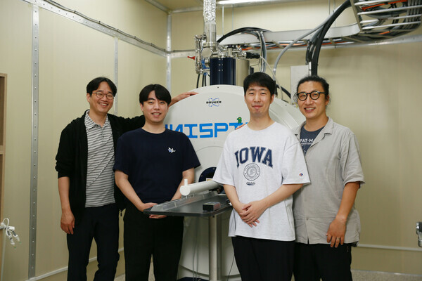 UNIST(울산과학기술원) 바이오메디컬공학과 연구진. 왼쪽부터 권태준 교수, 조화평 연구원, 권구진 연구원, 조형준 교수. 사진=UNIST 제공