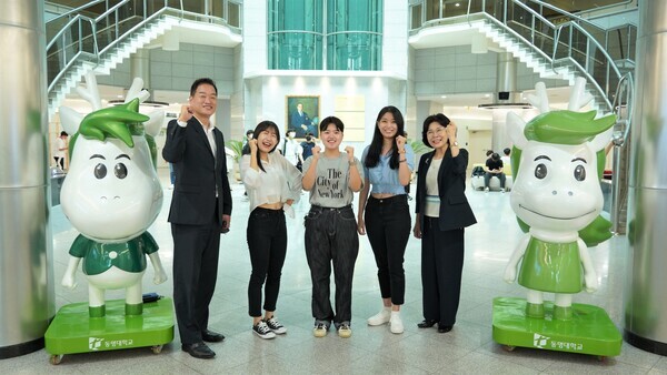 미국에서 한류를 전파하기 위해 오는 22일 미국으로 떠나는 동명대 교수와 학생들. 왼쪽부터 원형진 교수, 박주은, 이가영, 김희선 학생과 감영희 학장. 사진=동명대 제공