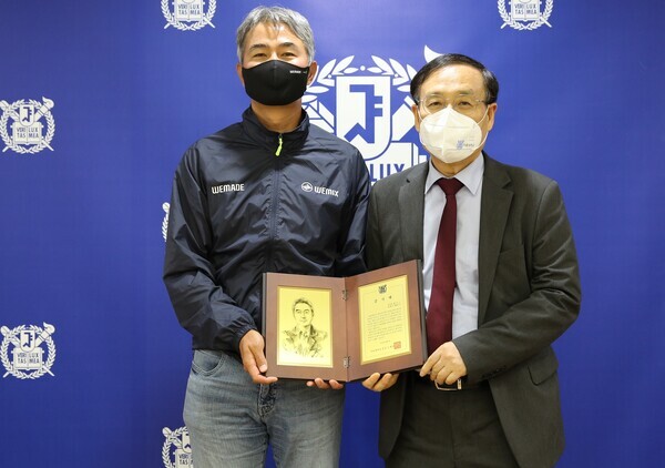 오세정 서울대 총장과 장현국 위메이드 대표가 기부금 전달식에서 기념촬영하고 있다. 사진=서울대 제공