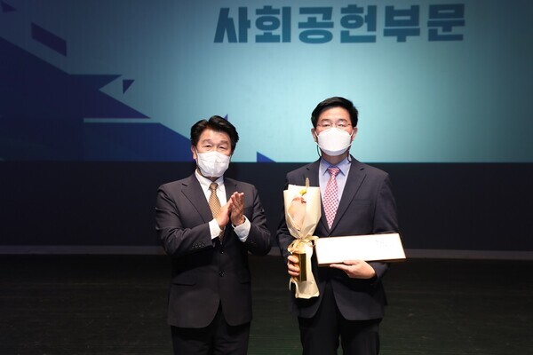 한국장학재단 황병기 상임이사(우측)와 대구사회복지협의회 정병주 회장(좌측)이 대구사회복지대회 사회공헌부분 대상 수상 기념촬영을 하고 있다.  사진=한국장학재단 