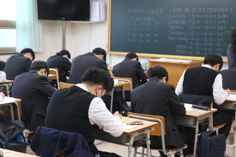 대학 입시에서 경쟁률을 보고 학과를 선택하기 보다는 학생의 경쟁력에 따라 달라진다는 점을 명심하고 학생부 경쟁력과 모의고사 성적 등 여러 데이터를 기반으로 숙고한 지원전략을 기반으로 지원하는 것이 합격 가능성을 높일 수 있다. 사진=대학저널