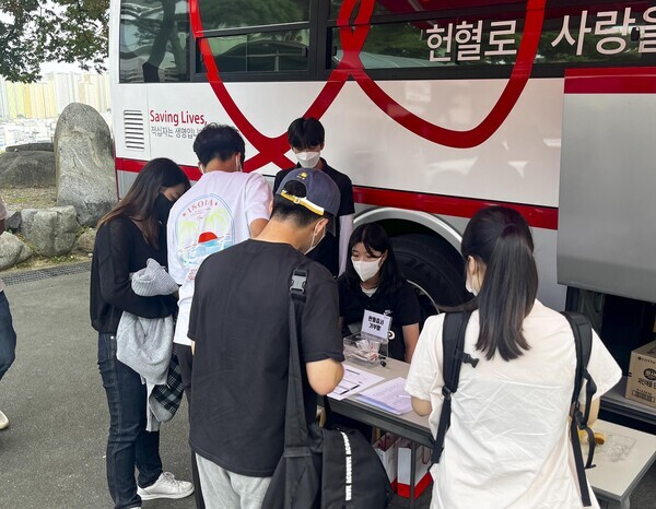 경남대 총학생회가 15일 '사랑의 헌혈 캠페인'을 벌이고 있다. 사진=경남대 제공