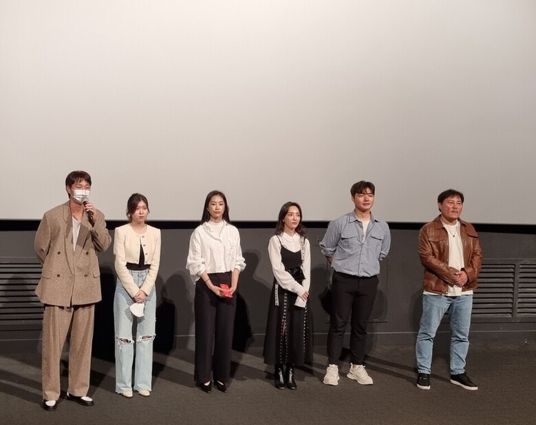 한국영상대에서 제작한 '오! 마이 고스트' 시사회가 지난 14일 열리고 있다. 출연 배우들의 인사하는 모습이 담겼다. 사진=이지선 기자 