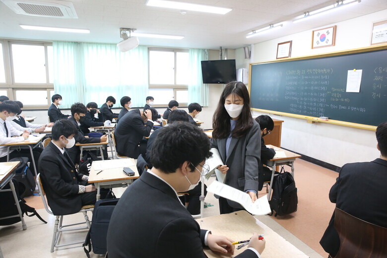 2023학년도 대입 수시모집에서 반도체공학과 신설 대학이 증가하면서 반도체공학과 경쟁률이 대체적으로 하락세를 보였다. 계약학과 역시 기대에 미치지는 못한 실정이다. 사진=대학저널 