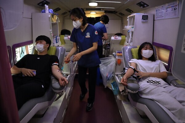 전주대 총학생회 회원들이 19일 릴레이 헌혈 운동에 참여해 헌혈하고 있다. 사진=전주대 제공