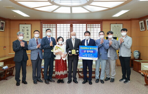 전남대 의대 국영종(가운데) 명예교수가 21일 전남대에 발전기금 1억 원을 기부했다. 사진=전남대 제공