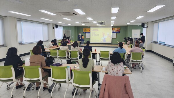 대구대 난임연구소가 23일 난임자를 위해 연 리빙랩에서 챀석자들이 강사들의 강의를 경청하고 있다. 사진=대구대 제공
