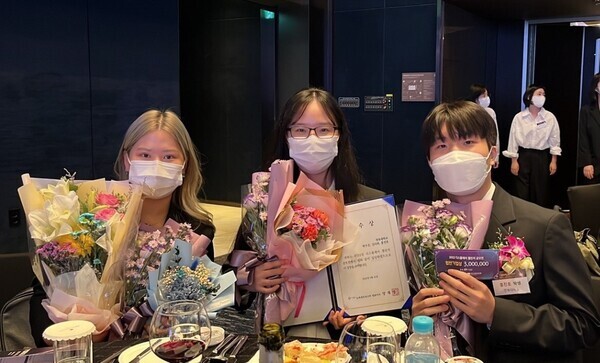 2022 디스플레이챌린지 공모전 우수상을 수상한 전자공학부 동아리 DYD 학생들이 꽃다발과 상장을 들어보이고 있다. 사진=전북대 제공