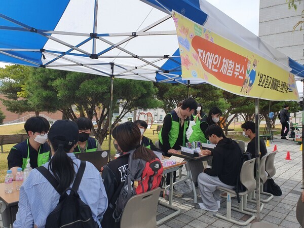 한국교통대 사회복지학전공 학생들이 지난 28일 '2022 행복행 캠페인'을 열고 장애인 등 사회적 약자의 어려움 등을 전달하고 있다 . 사진=한국교통대 제공