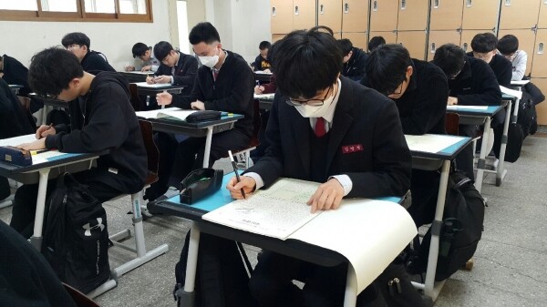 고2 학생들은 중간고사를 치르고 나면 교과 성적에 어느 정도 윤곽이 드러날 것으로 보인다. 목표대학을 향해 상황을 점검해보고 면밀히 대응해볼 필요가 있다. 사진=대학저널