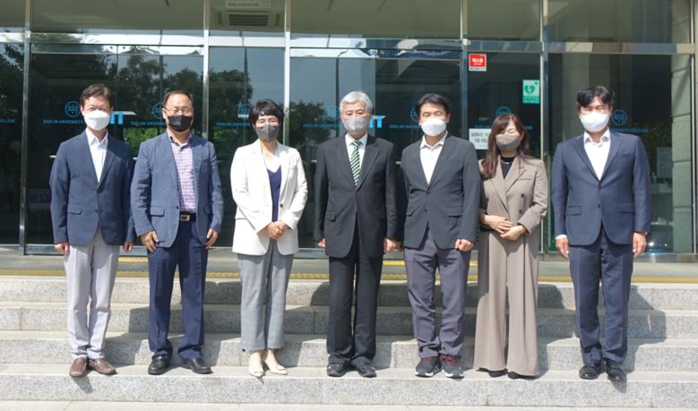 대림대와 인텔코리아 관계자들이 지난 달 29일&nbsp;AI 인재 양성을 위한 산학협력 방안을 협의한 뒤 기념촬영하고 있다. 사진=대림대학교 제공