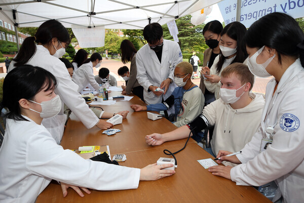 계명대 간호대학 목회간호위원회 회원들이 6일 외국인 유학생들의 건강관리를 위한 Health Fair 행사를 열고 유학생들의 건강 상태를 점검하고 있다. 사진=계명대 제공