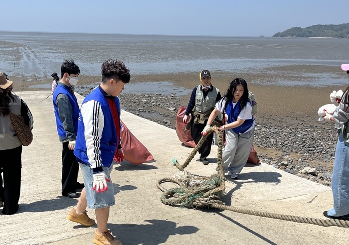 인천대·유나인체인지, 볼음도 해양정화활동