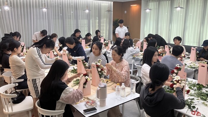 광주여대 도서관 “꽃 캐리어로 감사의 마음을”